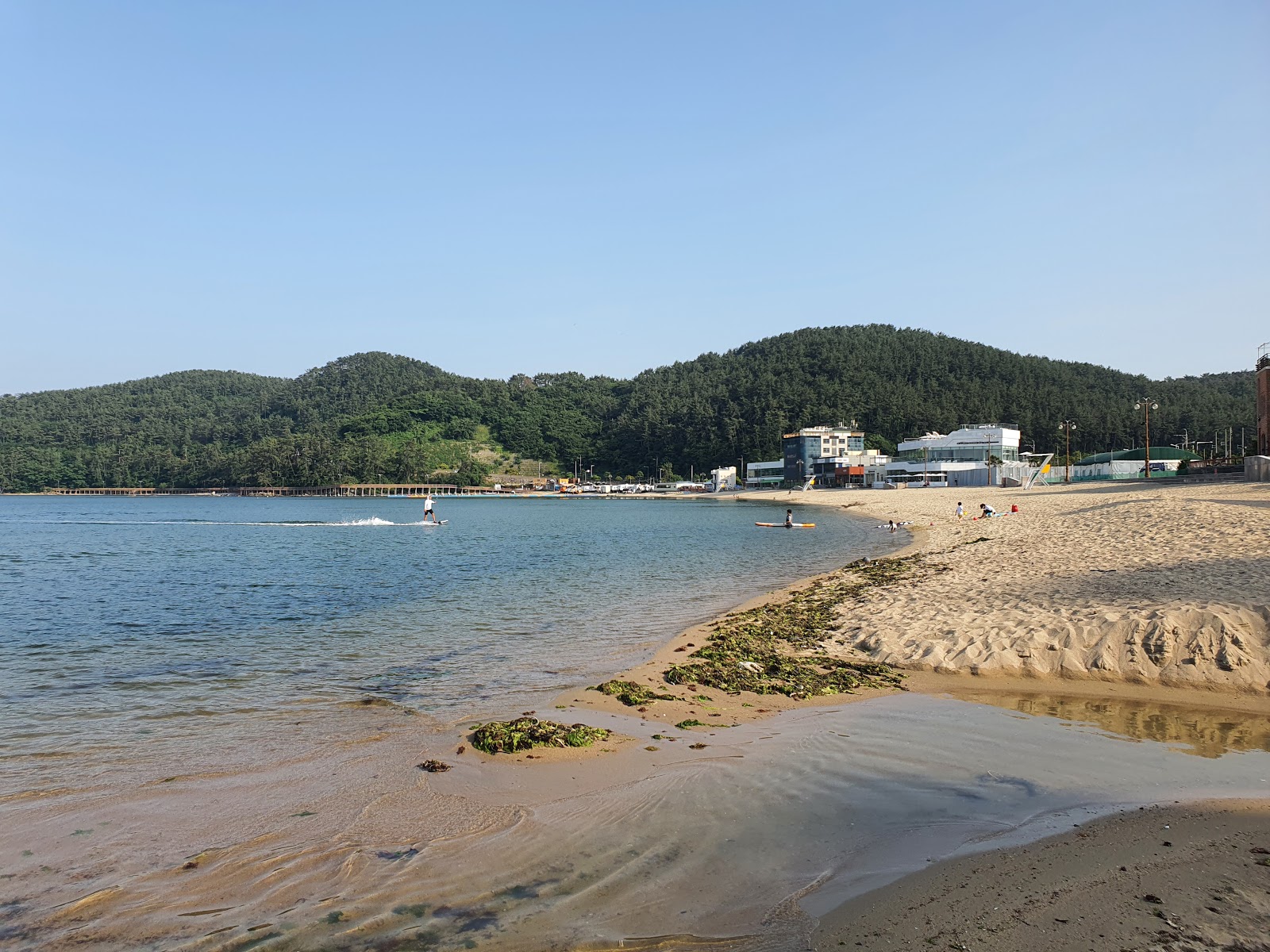 Ilgwang海滩的照片 带有碧绿色水表面