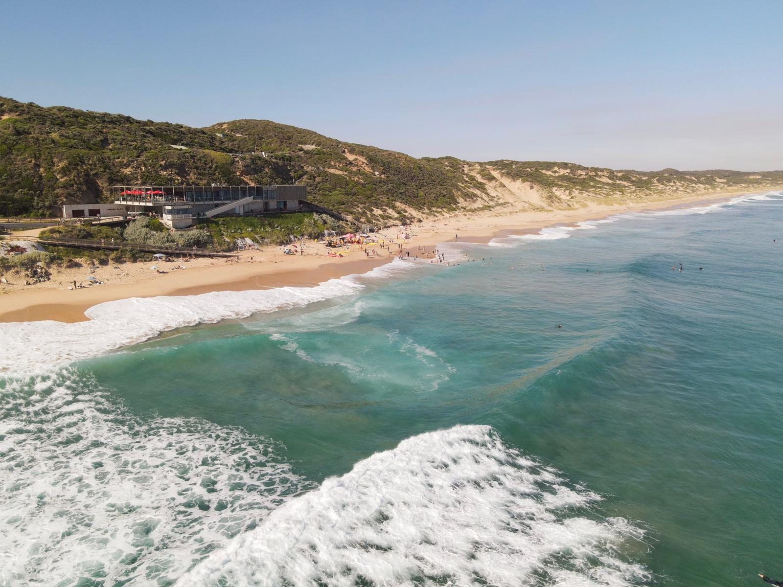 Foto di Portsea Surf Beach con una superficie del sabbia beige fine