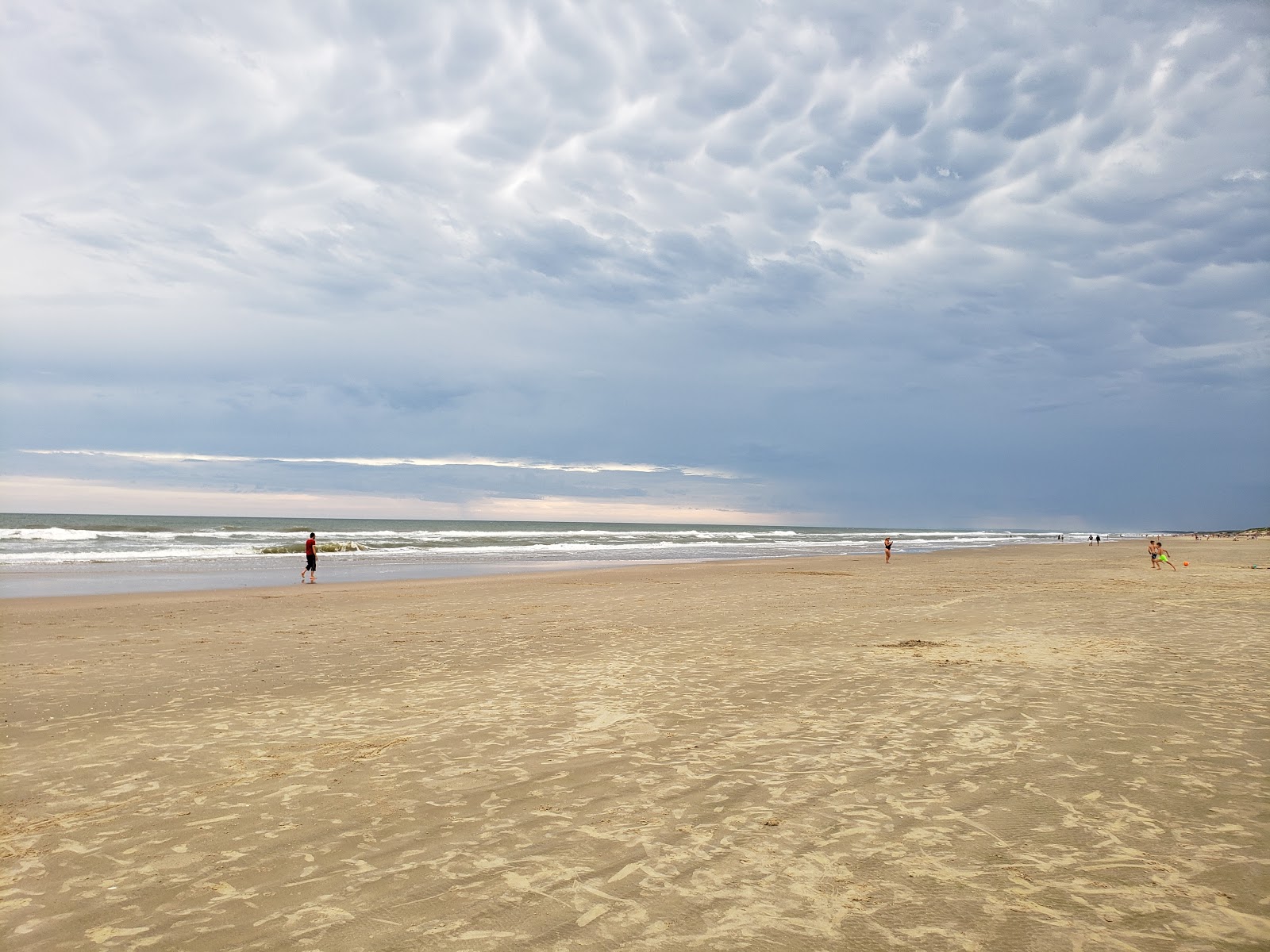 Fotografija De la Barra Beach z svetel pesek površino