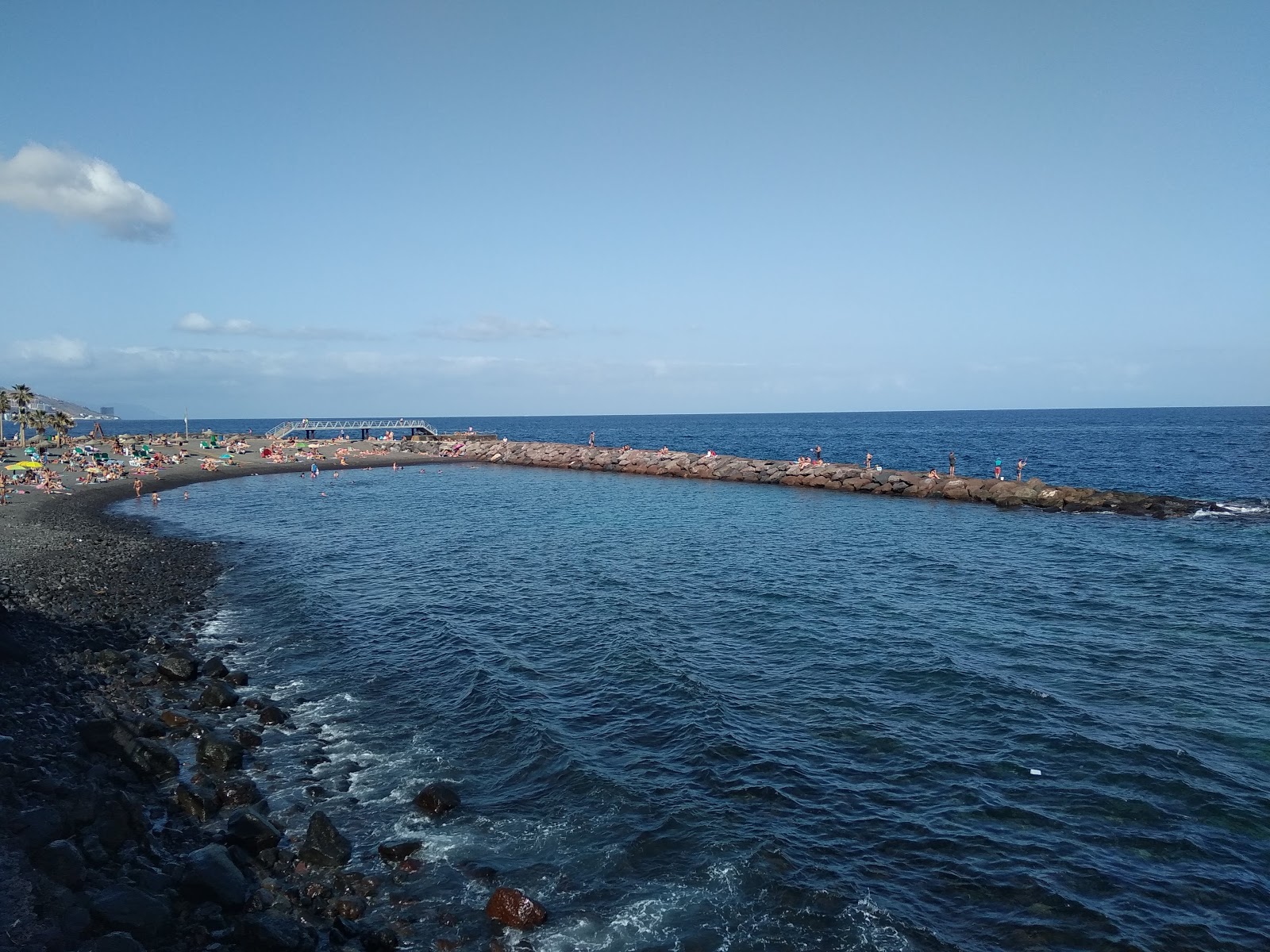 Foto av Playa La Arenita med harmaa hiekka ja kivi yta