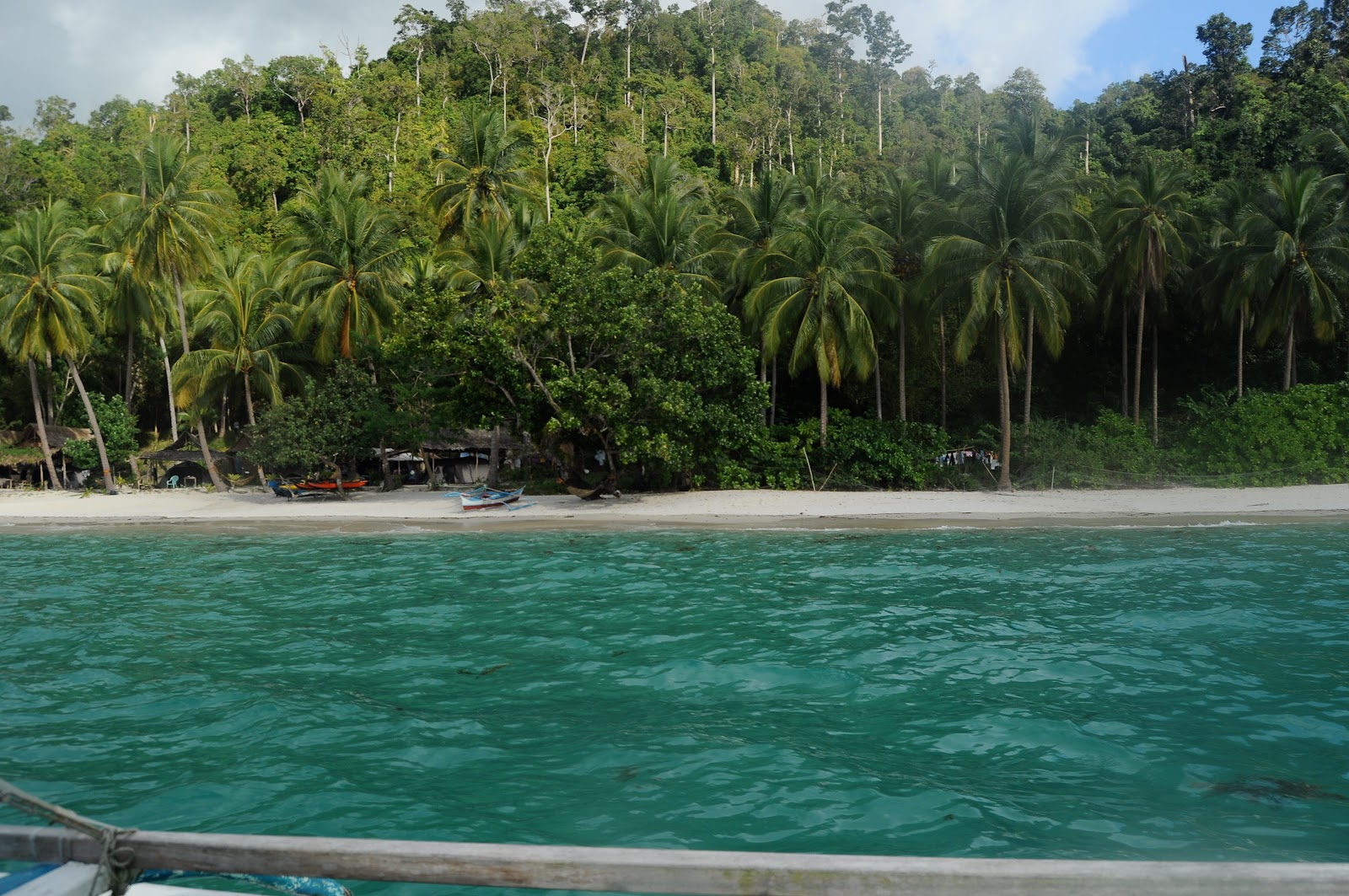 Foto von Tandan Beach von Klippen umgeben