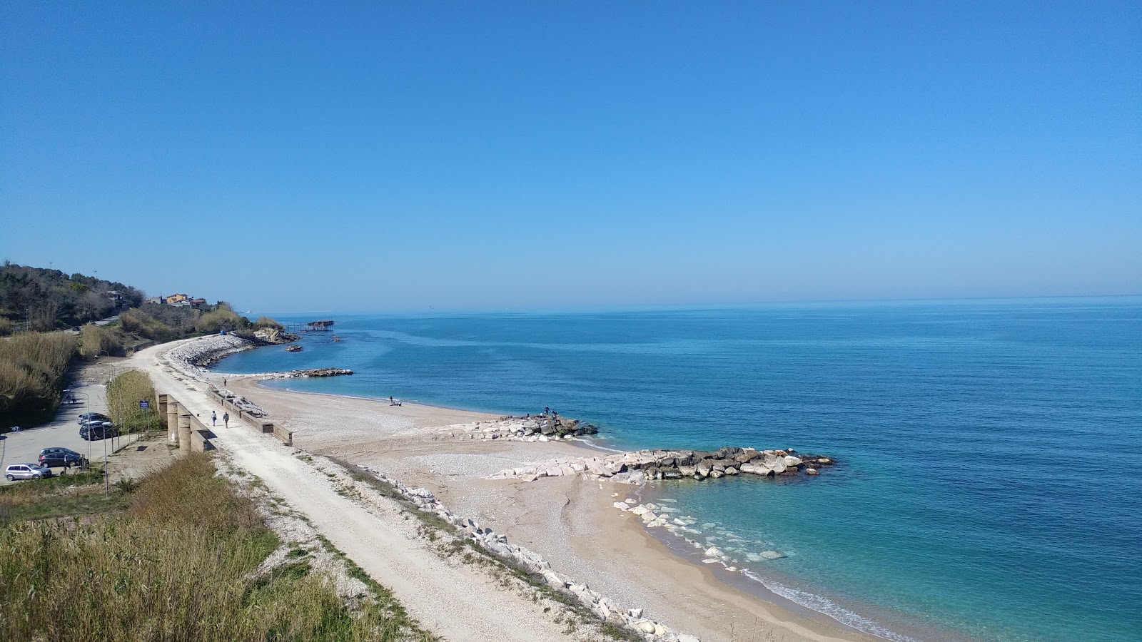 Photo de Spiaggia della Foce avec plusieurs moyennes baies