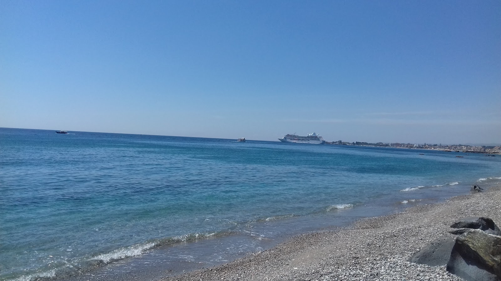 Villagonia beach的照片 带有碧绿色纯水表面