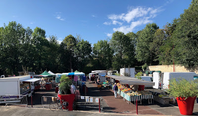 Place du marché à Nogent-sur-Vernisson