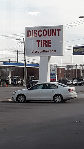 Tire Shop «Discount Tire Store - Oak Lawn, IL», reviews and photos, 6635 95th St, Oak Lawn, IL 60453, USA