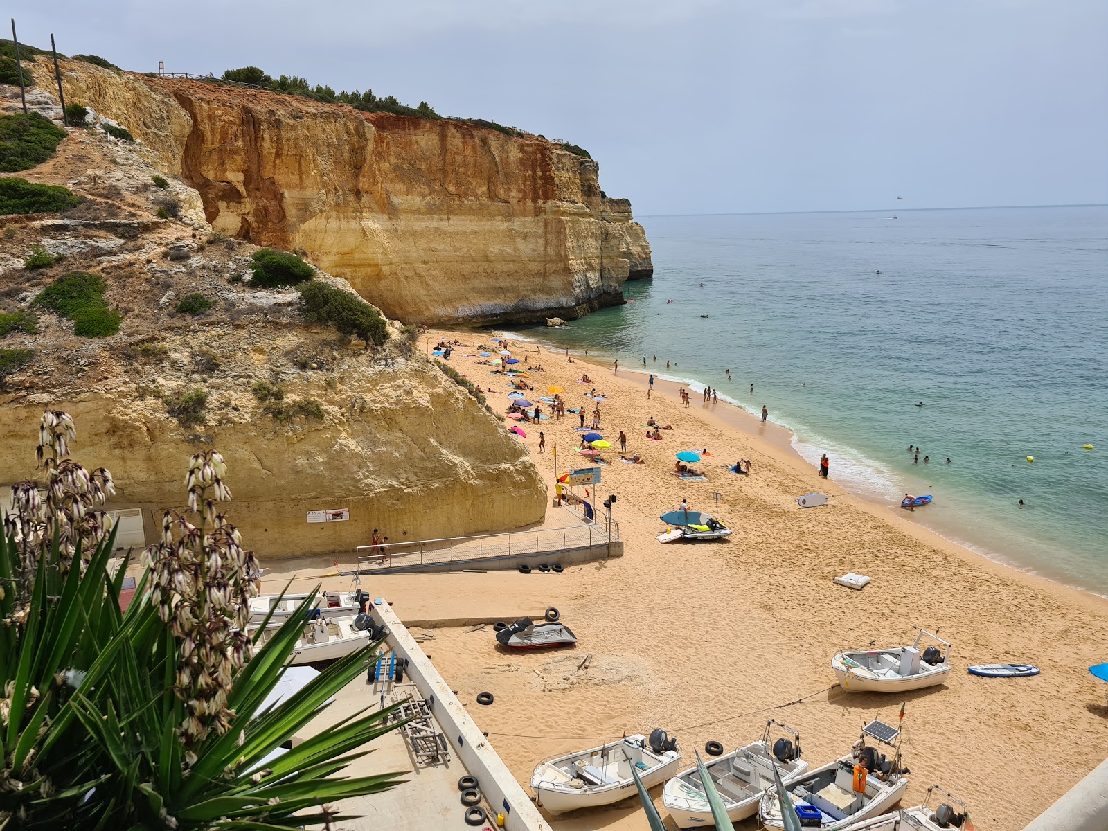 Foto de Playa de Benagil rodeado de montañas