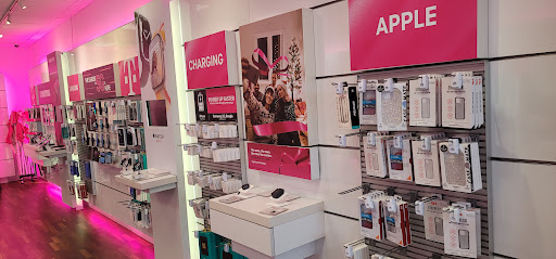 Cell Phone Store «T-Mobile», reviews and photos, 9284 W Northern Ave Suite 105, Glendale, AZ 85305, USA