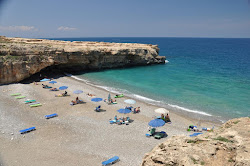 Zdjęcie Spilies Beach otoczony górami