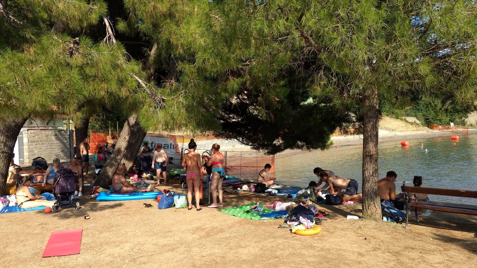Foto de Plaža Debeli rtič - lugar popular entre os apreciadores de relaxamento