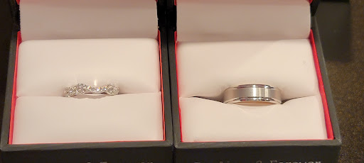 Jewelry Store «Rogers & Hollands Jewelers», reviews and photos, 4190 N Harlem Ave, Norridge, IL 60706, USA