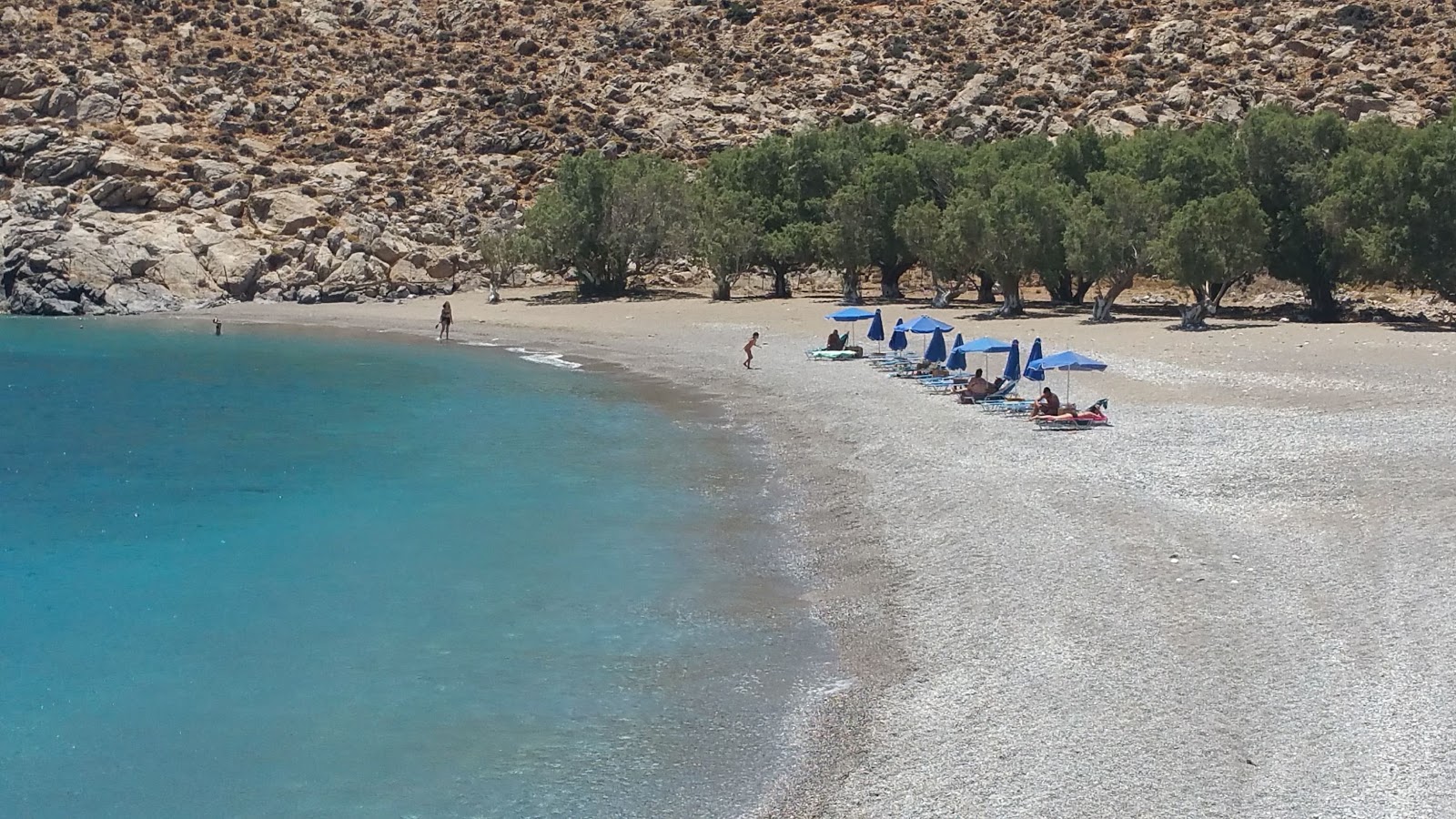 Fotografija Plaža Kaminakia z turkizna čista voda površino