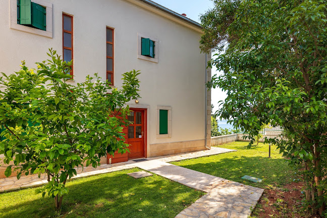 Ul. Vlade Avelinija 30, 21450, Hvar