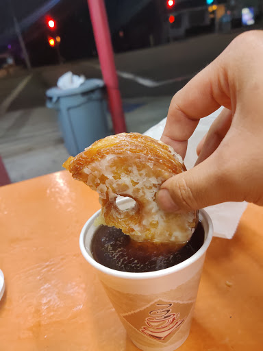 Donut Shop «Donut Hut», reviews and photos, 2025 W Magnolia Blvd, Burbank, CA 91506, USA