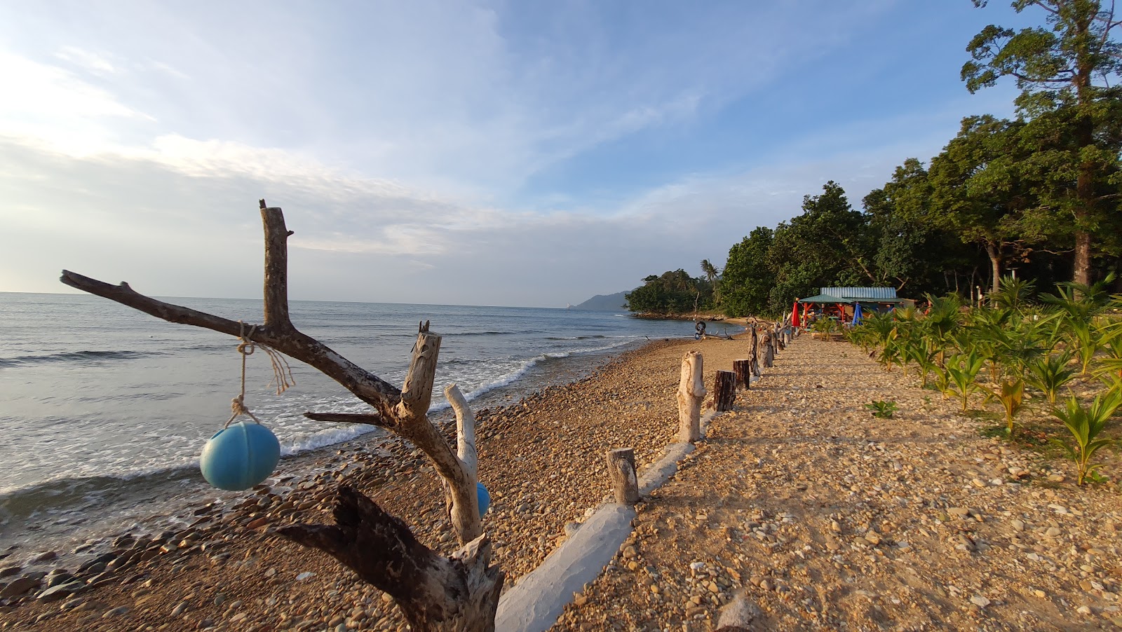 Foto di Khai Mook Beach con una superficie del sabbia con ciottolame