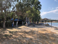 Foto von Rouga Bay, Paliampela annehmlichkeitenbereich