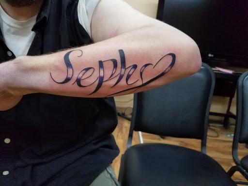 Tattoo Shop «Big Dog Tattoos», reviews and photos, 111 S Jefferson St, Mount Pleasant, IA 52641, USA