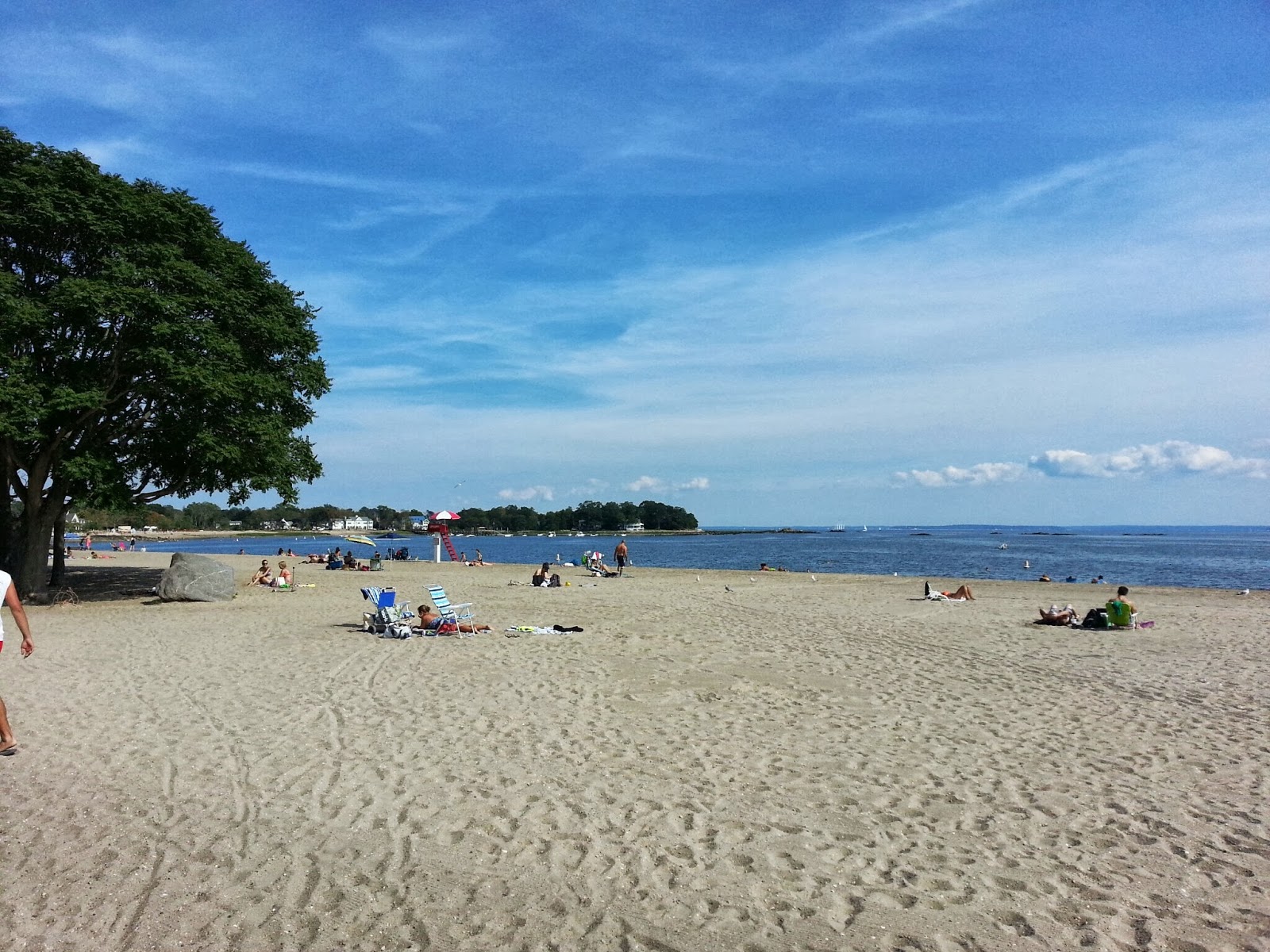 Valokuva Cove Beach Northista. pinnalla sininen vesi:n kanssa