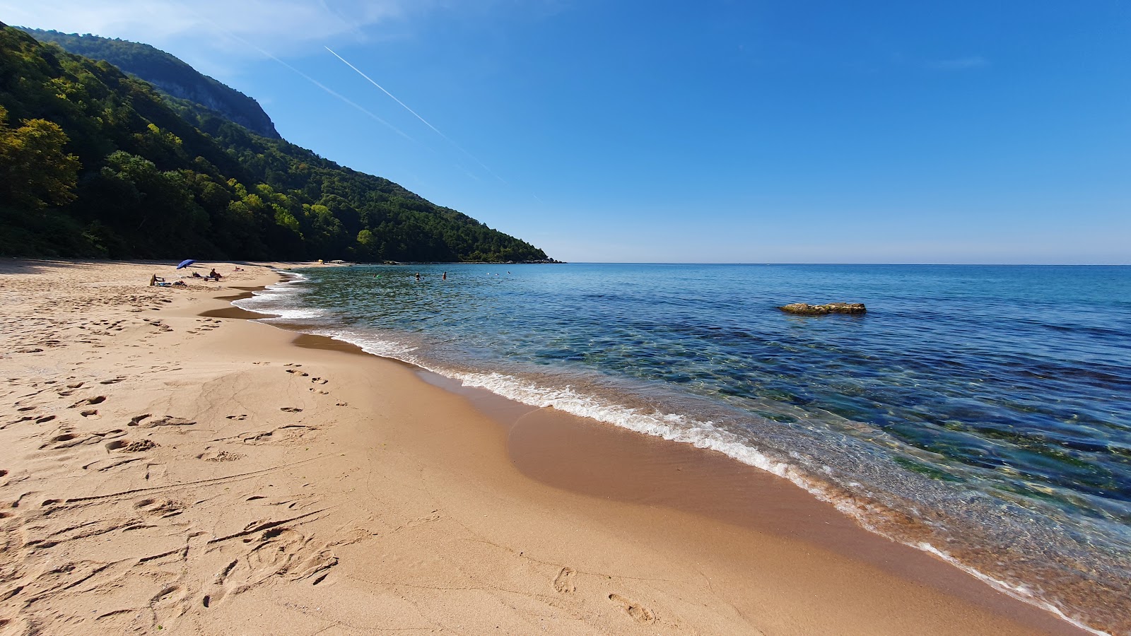 Foto di Bozkoy Plaji con una superficie del sabbia beige