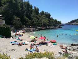 Zitna beach'in fotoğrafı küçük koy ile birlikte