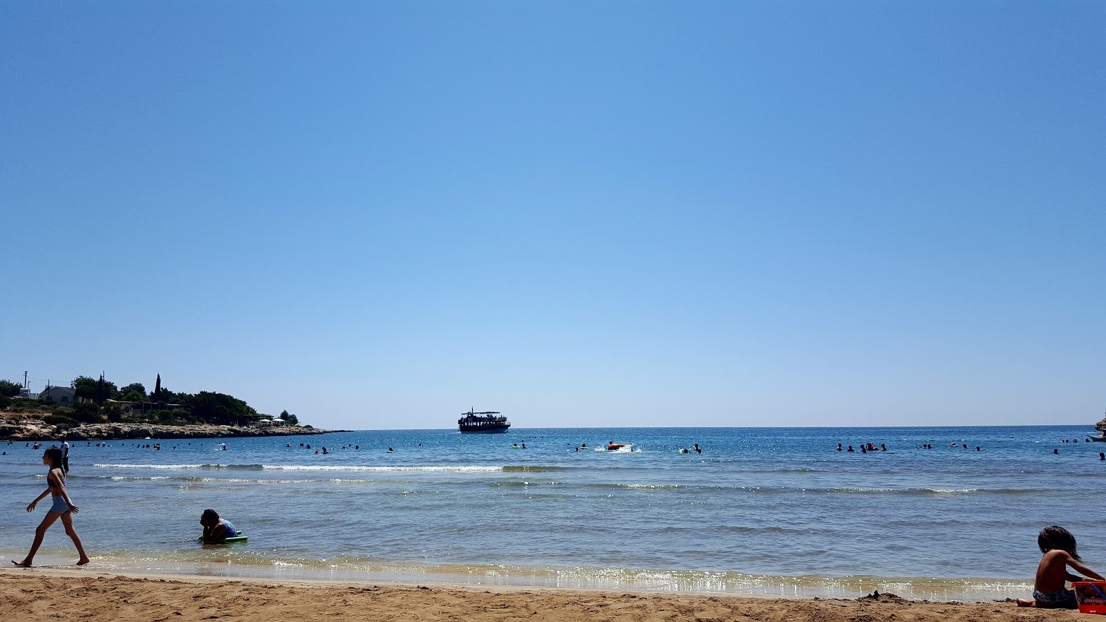 Foto av Akkum beach omgiven av klippor