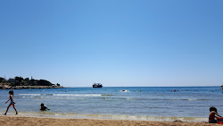 Photo de Akkum beach protégé par des falaises