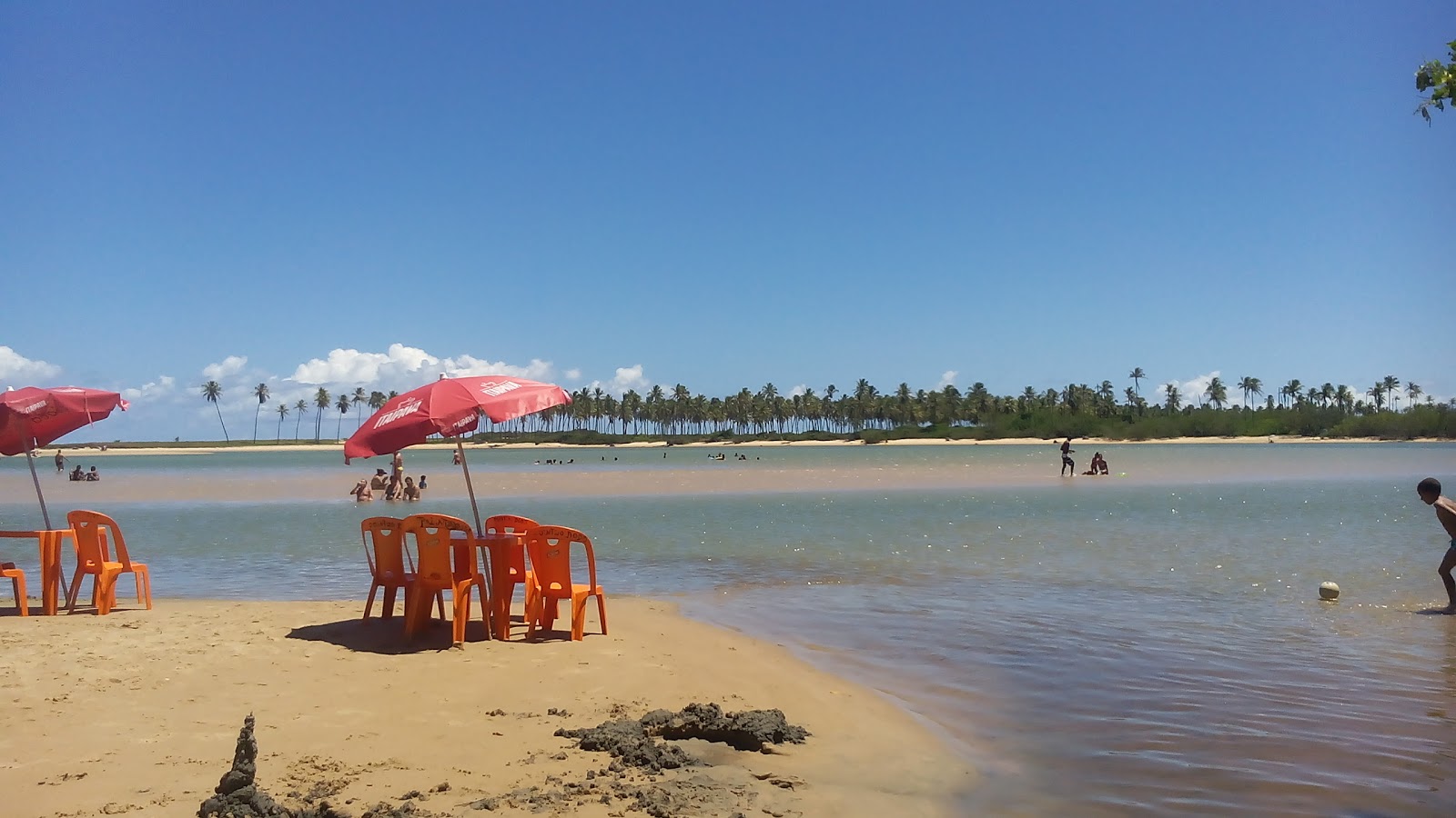 Jacuípe Beach'in fotoğrafı geniş bir kıyı şeridi ile birlikte