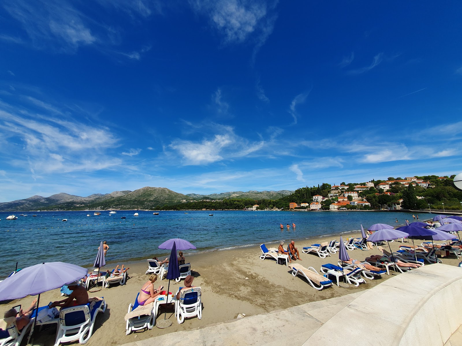Fotografie cu Plaja Donje Celo cu o suprafață de apă pură albastră