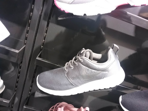 Clothing Store «Express», reviews and photos, 3101 Steinway St, Astoria, NY 11103, USA