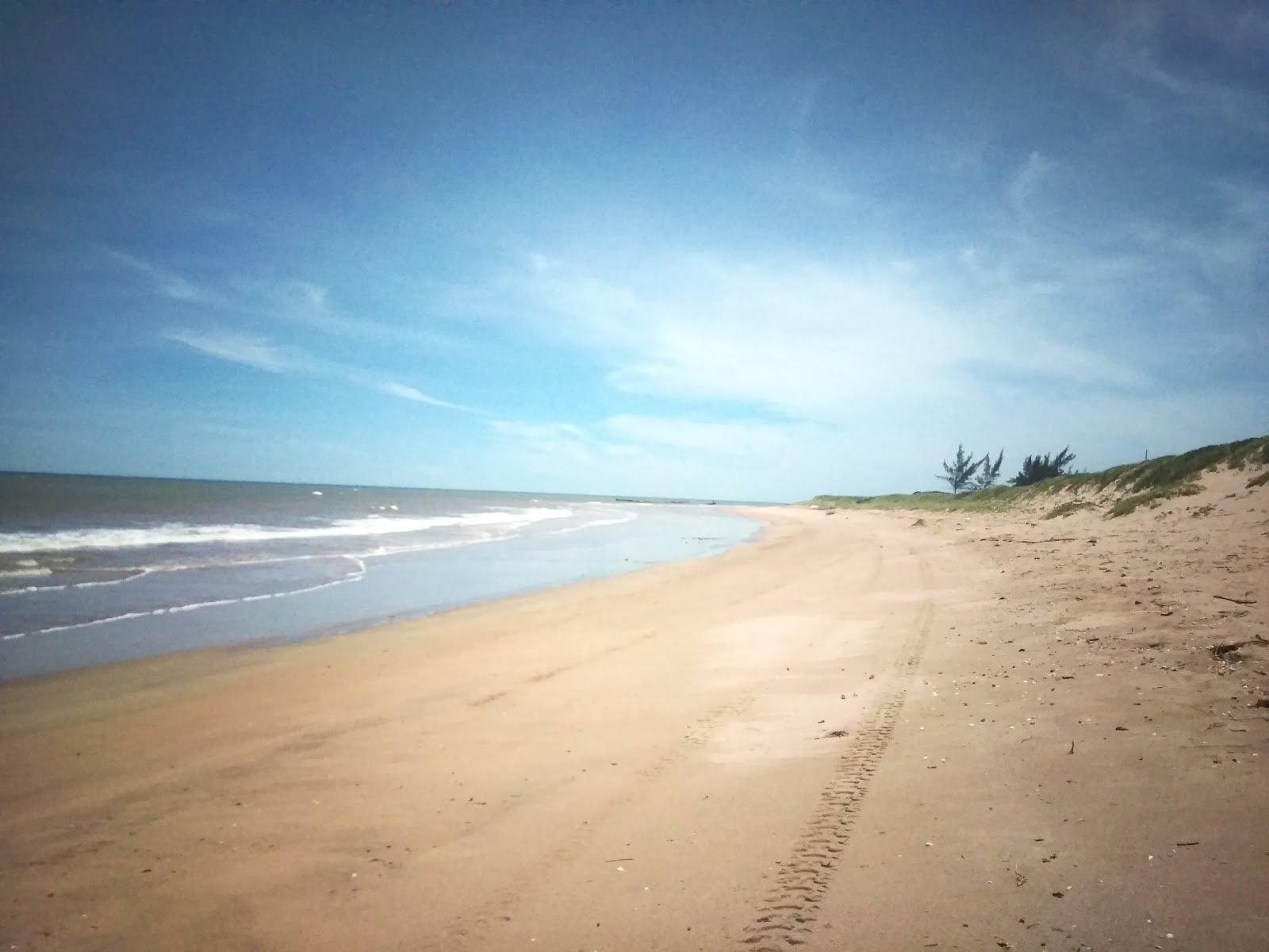 Foto von Strand von Samambaia mit sehr sauber Sauberkeitsgrad