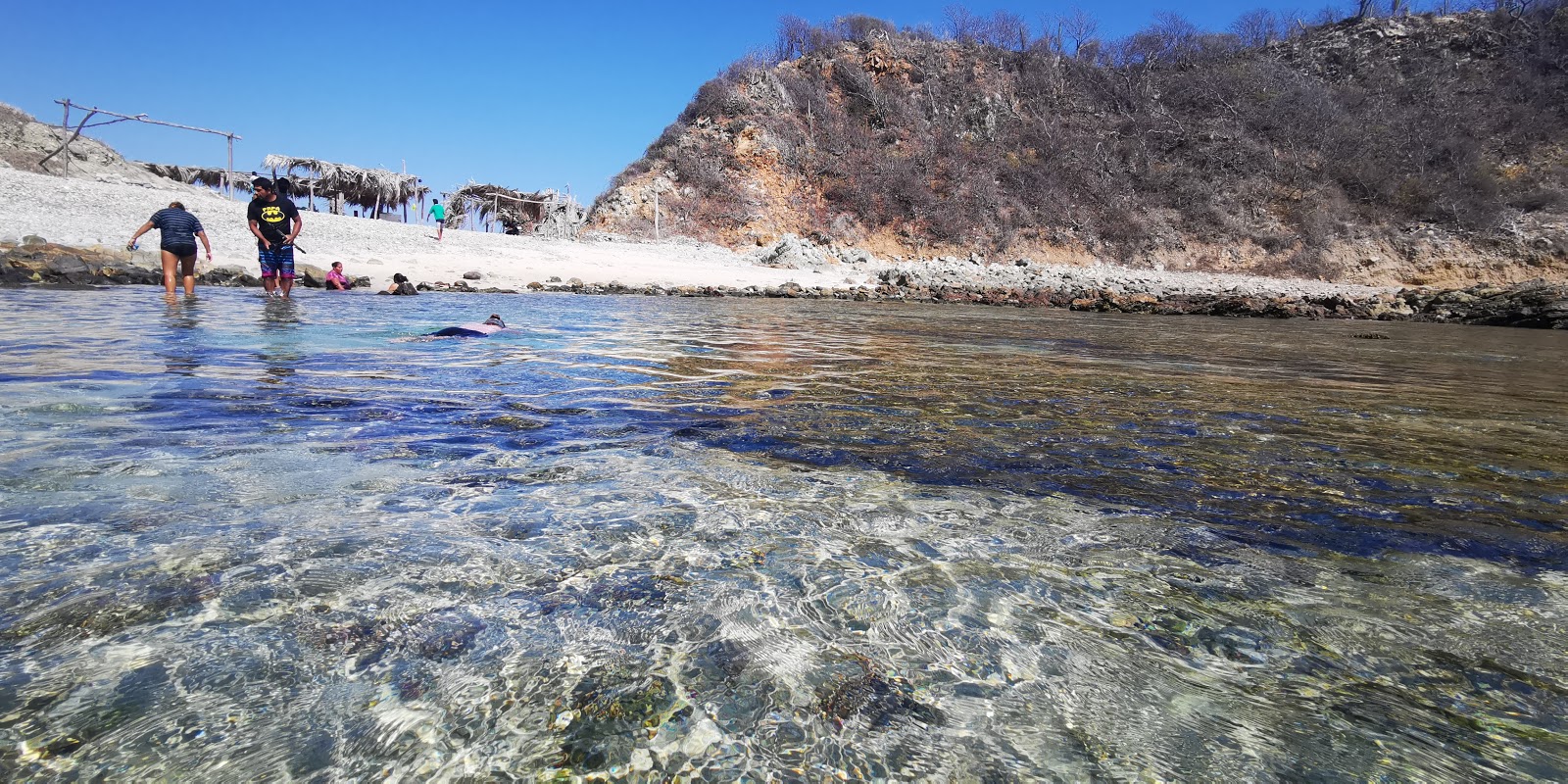 Foto von Tijera beach von Klippen umgeben