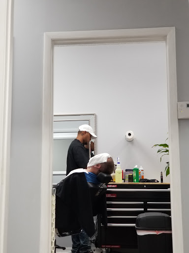 Hair Salon «Gold Cut Barber Shop», reviews and photos, 7031 W Hillsborough Ave, Tampa, FL 33634, USA