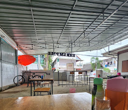 ป้าน้อย หมูกรอบสันติธรรม photo