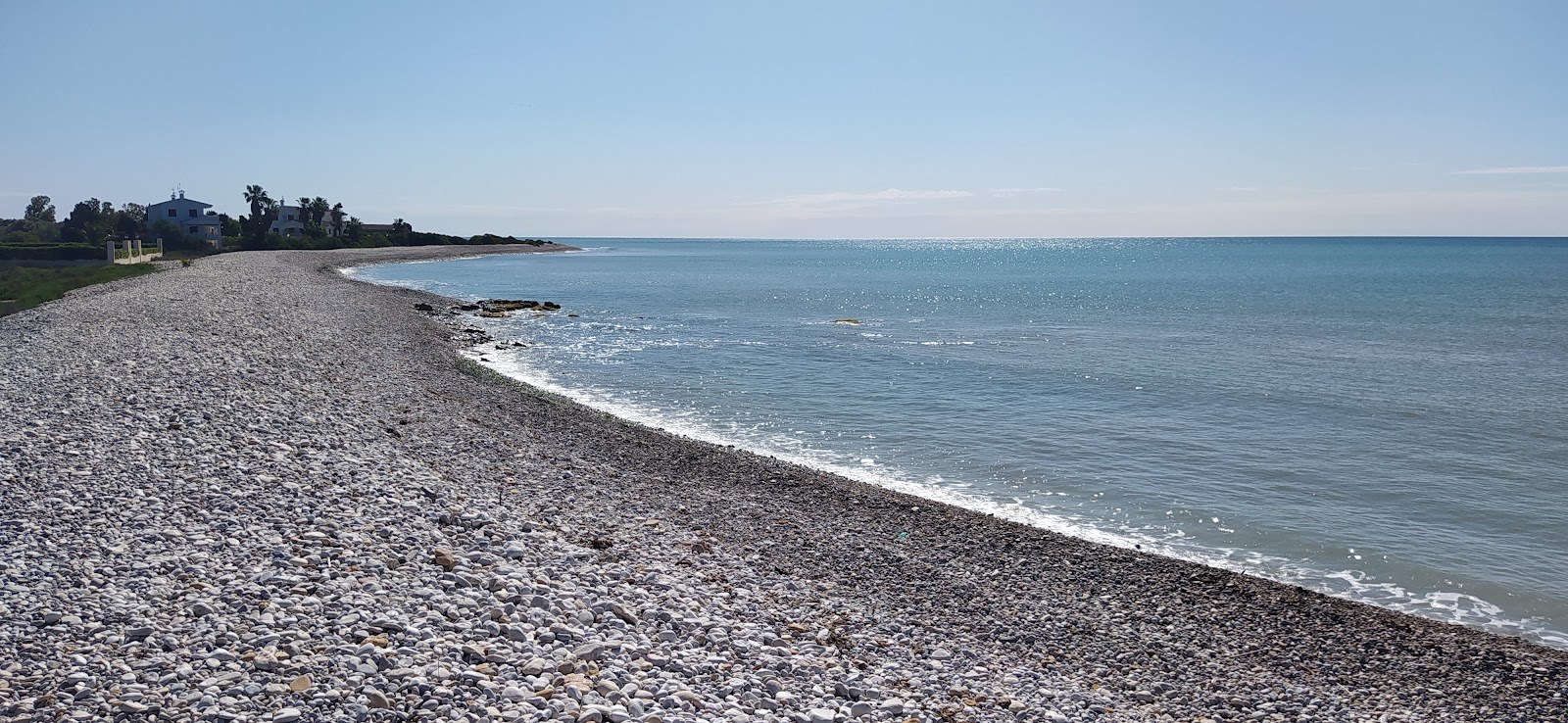 Foto di Platja Nord de Torreblanca con una superficie del ciottoli grigi
