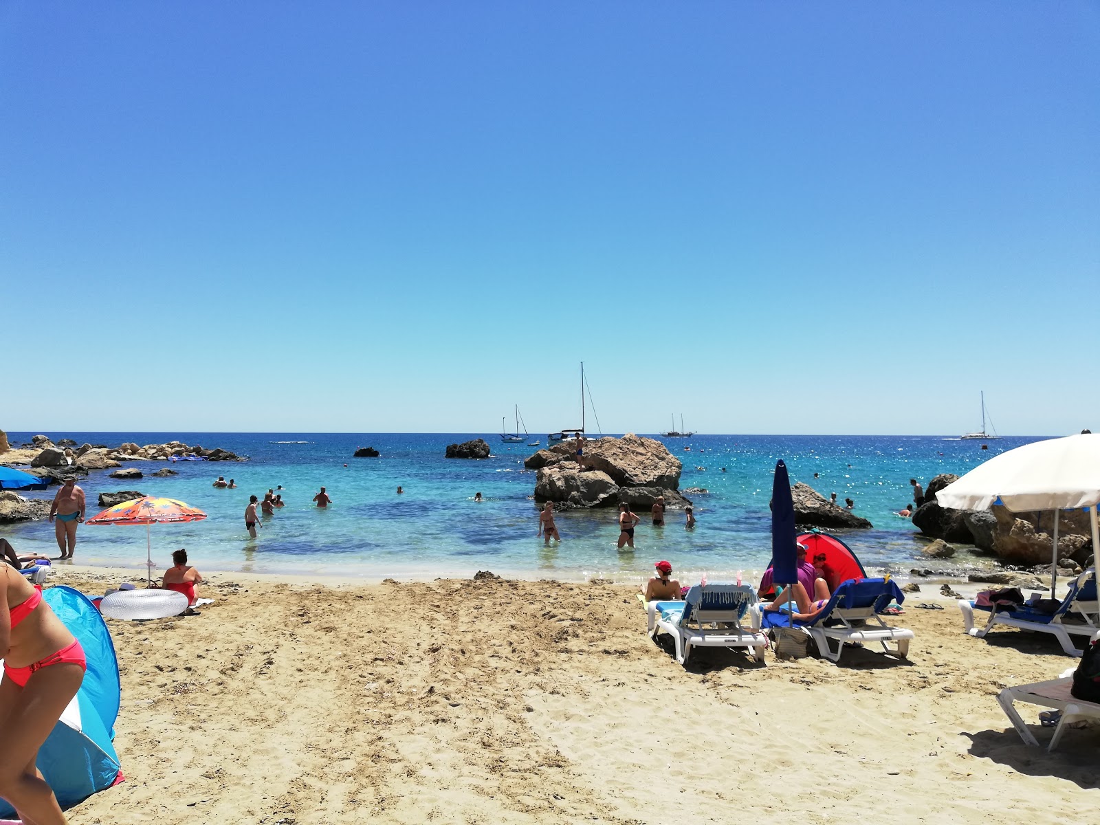 Foto de Playa Konnos y el asentamiento