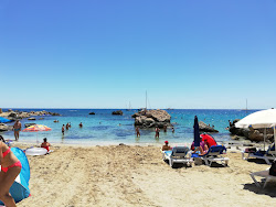 Foto av Konnos Stranden omgiven av klippor