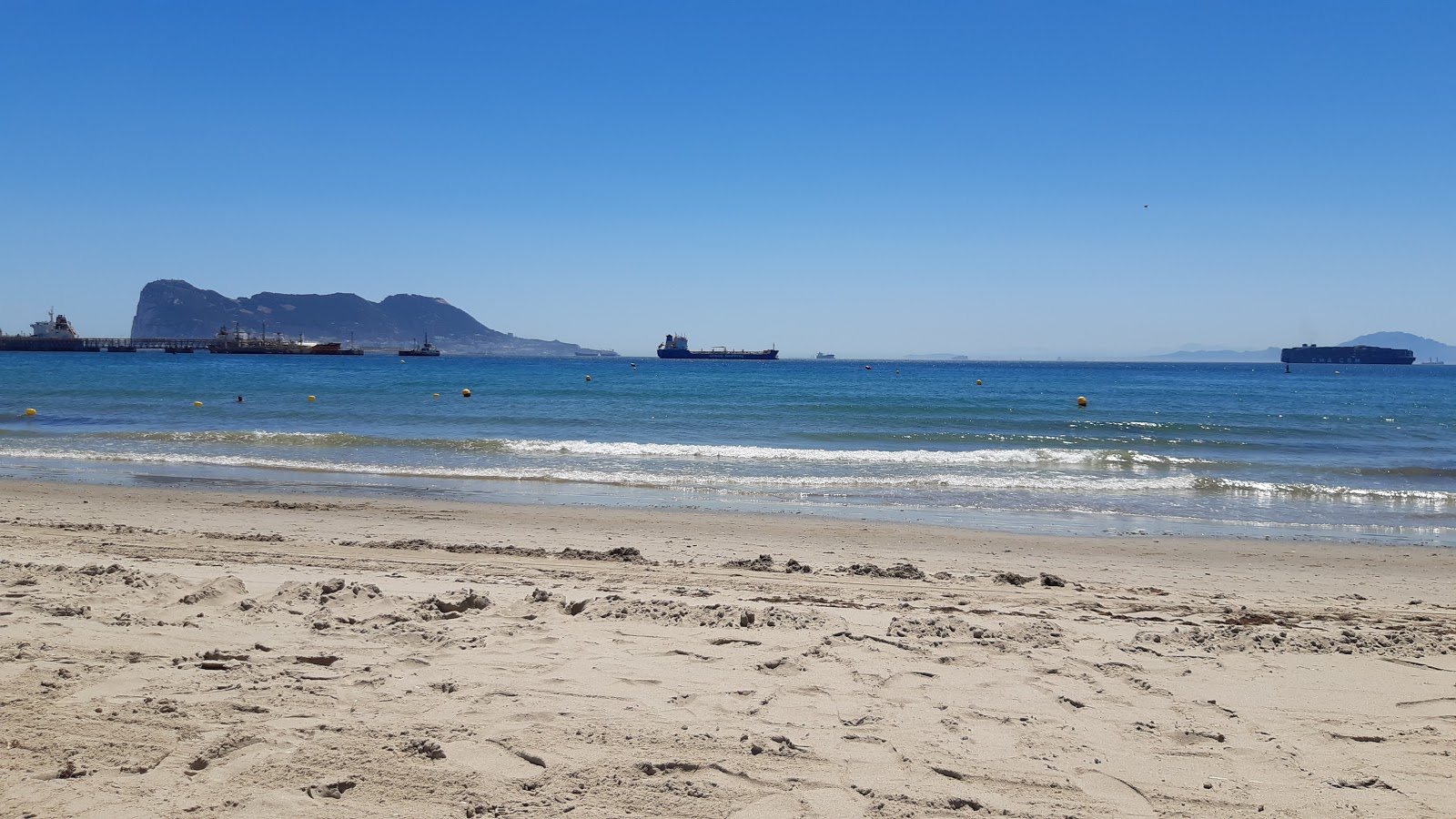 Photo de Playa de Guadarranque - endroit populaire parmi les connaisseurs de la détente