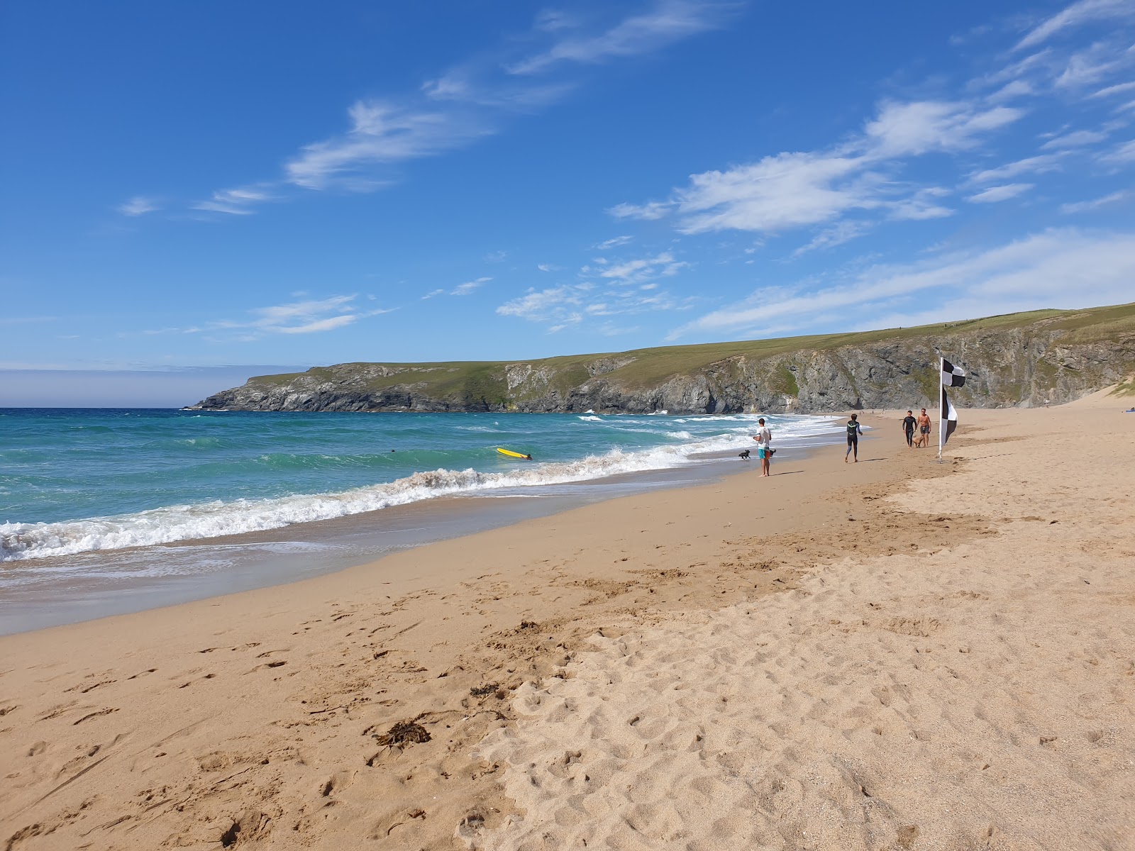 Foto af Holywell Bay med lys sand overflade