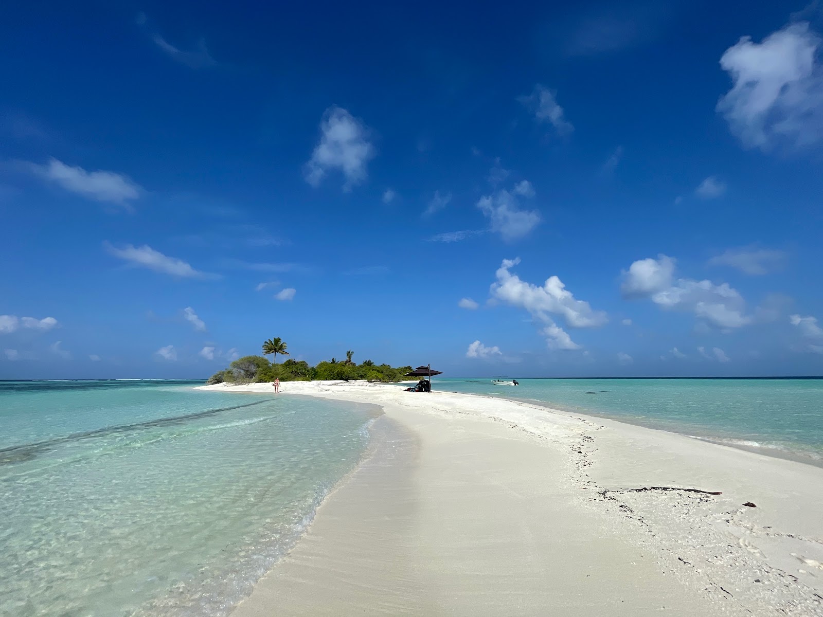 Foto di Munyafushi Beach con una superficie del sabbia pura bianca