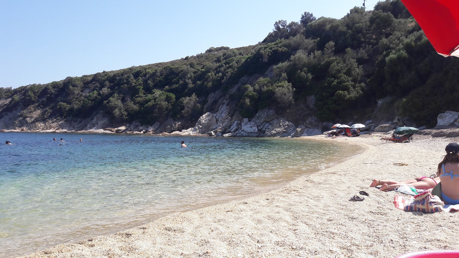 Foto di Gardo beach con una superficie del sabbia di conchiglie beige
