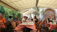 Atmosphère du Restaurant de spécialités alsaciennes CAVEAU HEUHAUS à Eguisheim - n°6