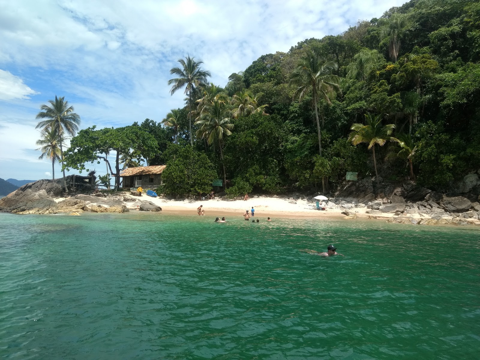 Photo de Ilha dos Gatos Beach entouré de montagnes