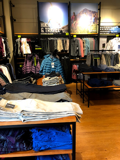Clothing Store «Eddie Bauer Outlet», reviews and photos, 18501 Outlet Blvd #300, Chesterfield, MO 63005, USA