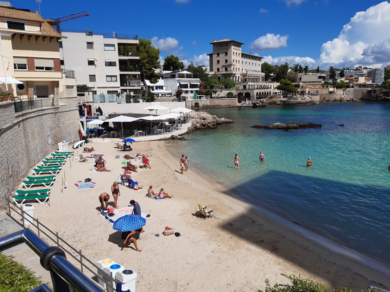 Platja Cas Catala Calvia'in fotoğrafı düz bir kıyı şeridi ile birlikte