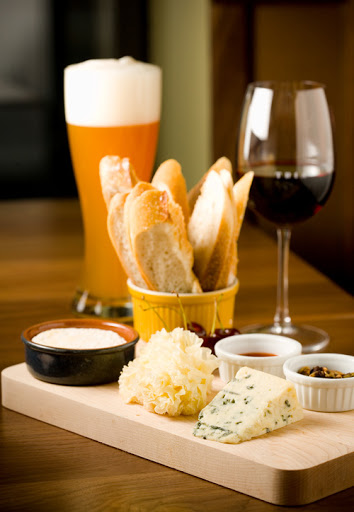 Wine Bar «Mouse Trap Cafe Wine and Cheese Bar, Full Bar», reviews and photos, 203 Broadway, Amityville, NY 11701, USA