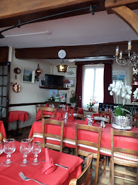 Atmosphère du Restaurant français Auberge Ensoleillée à Dun-les-Places - n°7
