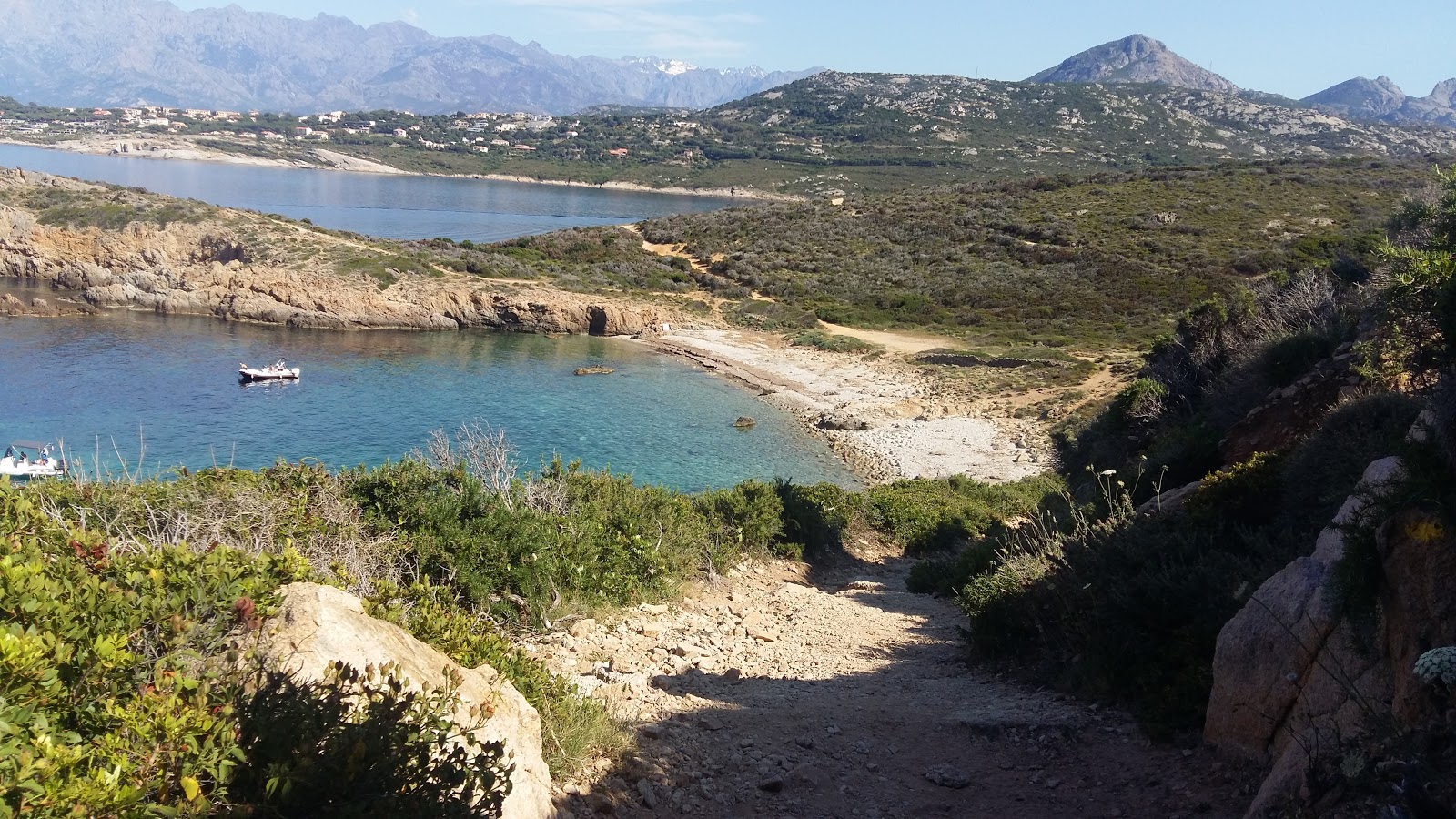 Oscelluccia beach'in fotoğrafı turkuaz saf su yüzey ile