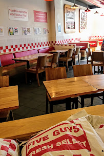 Atmosphère du Restaurant de hamburgers Five Guys à Chessy - n°12