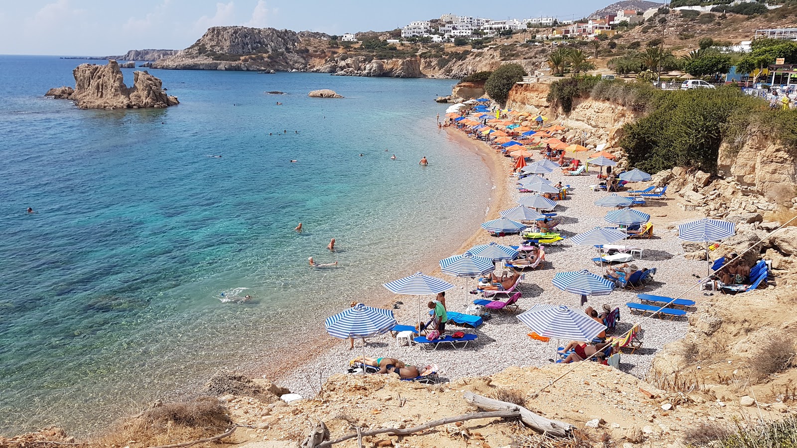 Zdjęcie Votsalakia beach z powierzchnią małe brązowe kamyczki