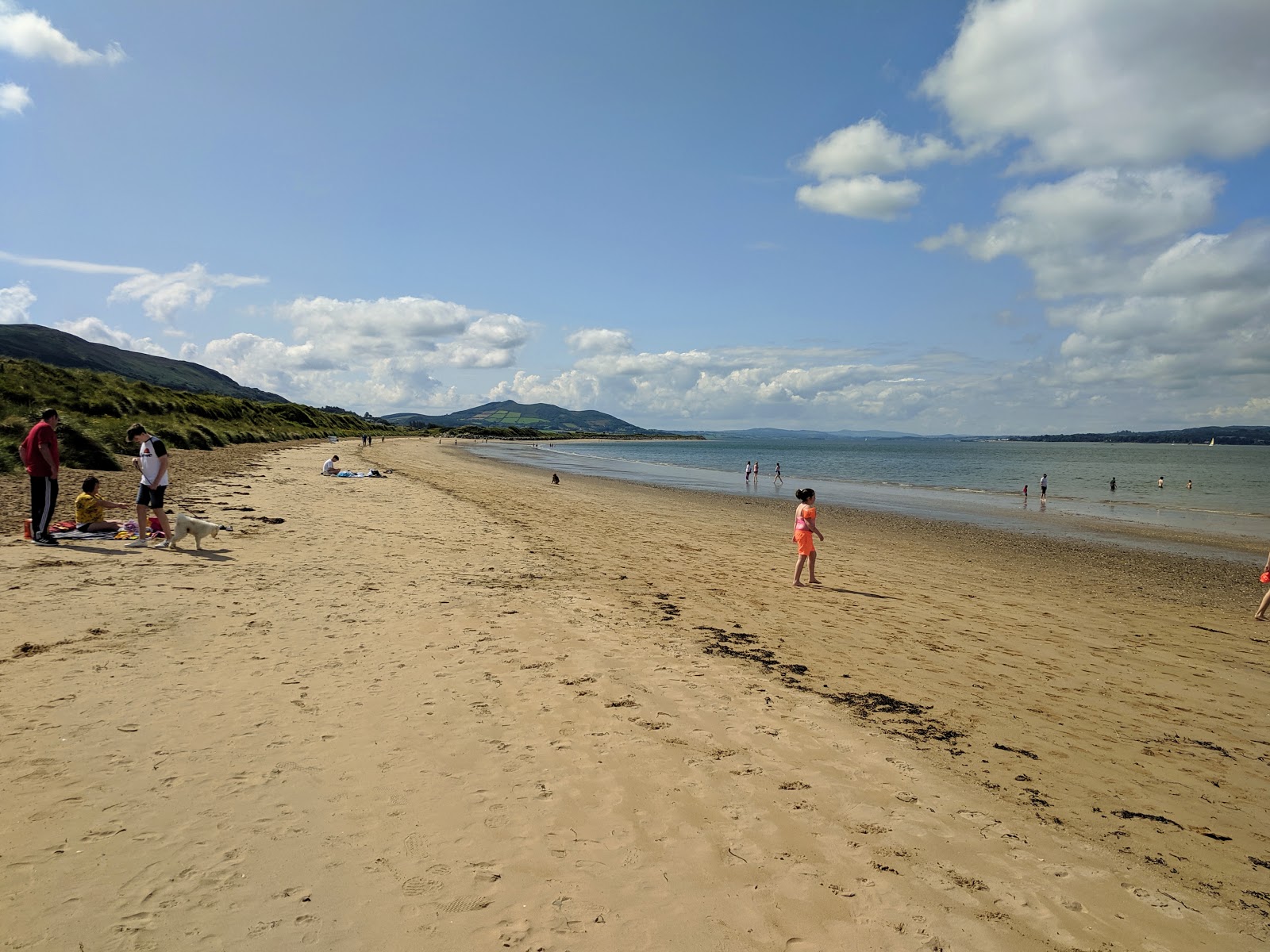 Buncrana Beach的照片 带有碧绿色纯水表面