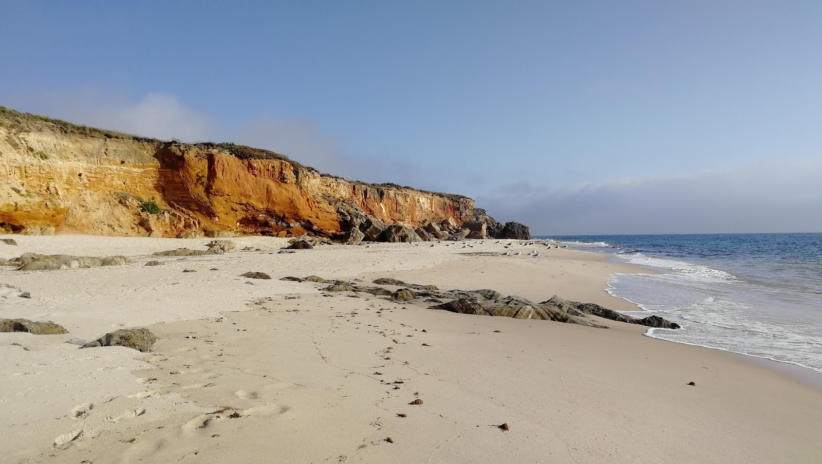 Foto di Praia dos Canudos con una superficie del sabbia beige fine
